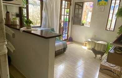 Imagem: A casa possui 1 Dormitório, 1 Banheiro, 2 Vagas na garagem