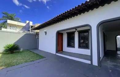 Imagem: A casa possui 3 Dormitórios, 2 Banheiros, 2 Vagas na garagem