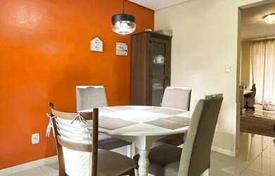 Imagem: A casa possui 3 Dormitórios, 3 Banheiros, 2 Vagas na garagem