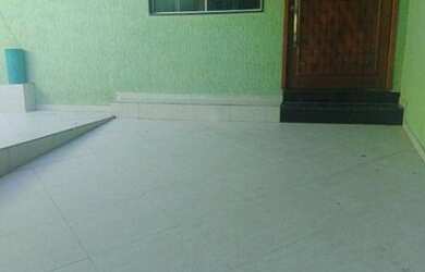 Imagem: A casa possui 3 Dormitórios, 3 Banheiros, 1 Vaga na garagem