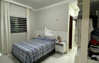 Imagem: A casa possui 3 Dormitórios, 3 Banheiros, 2 Vagas na garagem