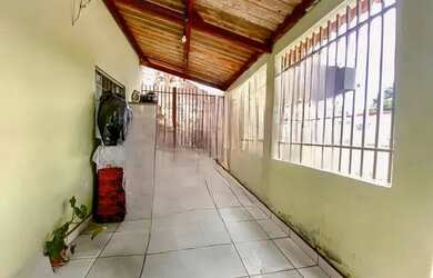 Imagem: A casa possui 2 Dormitórios, 1 Banheiro, 1 Vaga na garagem