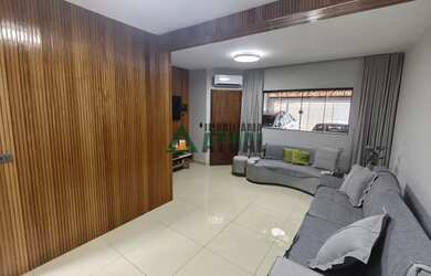 Imagem: A casa possui 2 Dormitórios, 1 Banheiro, 2 Vagas na garagem