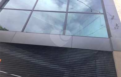 Imagem: O depósito possui 2 Vagas na garagem e 700m² de Área e está