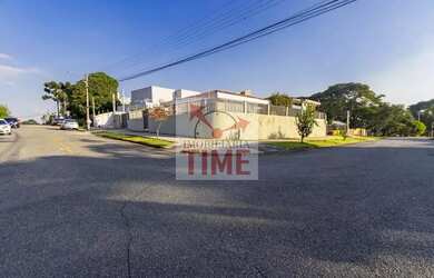 Imagem: A casa possui 4 Dormitórios, 4 Banheiros, 5 Vagas na garagem