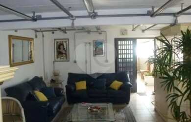 Imagem: O depósito possui 5 Vagas na garagem, 560m² de Área e está