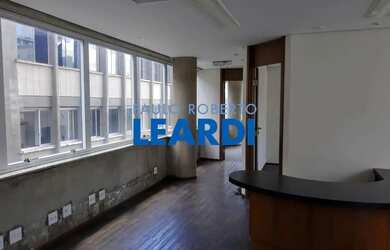 Imagem: O depósito para alugar possui 4 Vagas na garagem e 120m² de