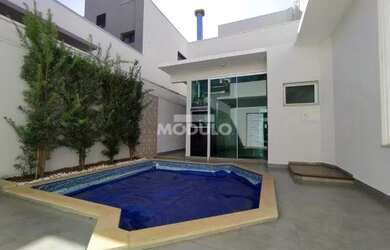 Imagem: A casa em condomínio possui 4 Dormitórios, 5 Banheiros, 2