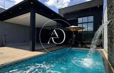 Imagem: A casa possui 3 Dormitórios, 2 Banheiros, 4 Vagas na garagem