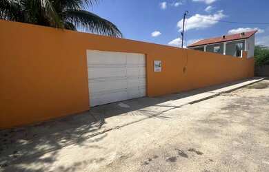 Imagem: A casa possui 4 Dormitórios, 3 Banheiros, 5 Vagas na garagem