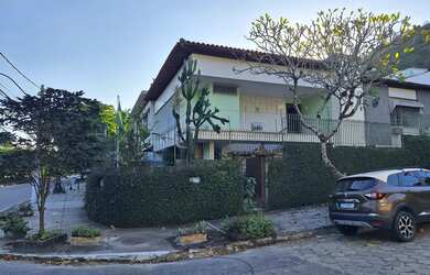 Imagem: A casa possui 4 Dormitórios, 3 Banheiros, 3 Vagas na garagem