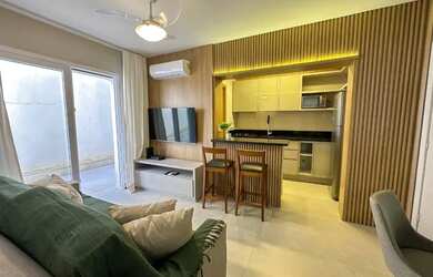 Imagem 1: Apartamento a venda mobiliado e decorado, junto a praças de lazer e a poucos metros do mar