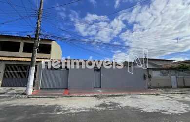 Imagem: A casa possui 4 Dormitórios, 2 Banheiros, 1 Vaga na garagem