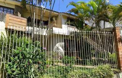 Imagem: A casa possui 3 Dormitórios, 3 Banheiros, 2 Vagas na garagem