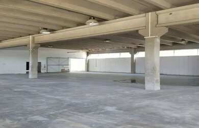 Imagem: O depósito possui 5 Vagas na garagem, 1.600m² de Área e