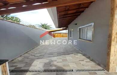 Imagem: A casa possui 2 Dormitórios, 1 Banheiro, 2 Vagas na garagem