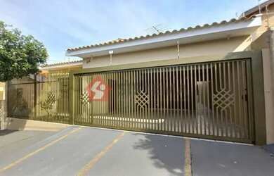 Imagem: A casa possui 3 Dormitórios, 3 Banheiros, 2 Vagas na garagem