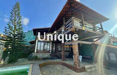 Imagem: A casa possui 4 Dormitórios, 5 Banheiros, 3 Vagas na garagem