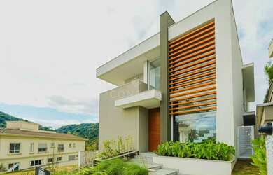 Imagem: A casa possui 4 Dormitórios, 5 Banheiros, 4 Vagas na garagem