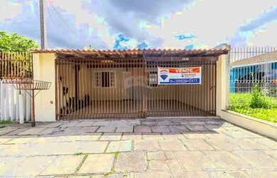 Imagem: A casa possui 3 Dormitórios, 1 Banheiro, 2 Vagas na garagem