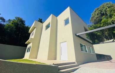 Imagem: A casa possui 3 Dormitórios, 4 Banheiros, 2 Vagas na garagem