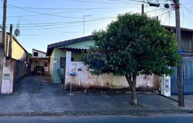 Imagem: A casa possui 4 Dormitórios, 2 Banheiros, 3 Vagas na garagem