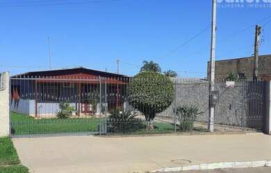 Imagem: A casa possui 3 Dormitórios, 1 Banheiro, 3 Vagas na garagem