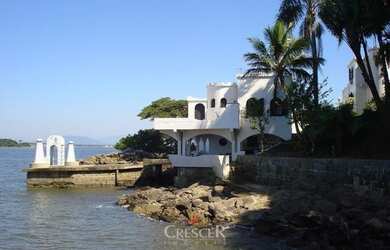 Imagem: A casa possui 5 Dormitórios, 1 Banheiro, 5 Vagas na garagem