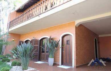 Imagem: A casa possui 4 Dormitórios, 5 Banheiros, 4 Vagas na garagem