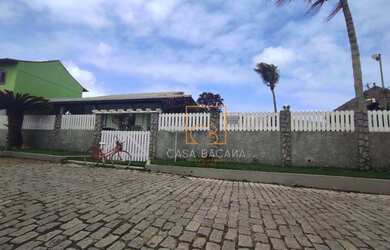 Imagem: A casa em condomínio possui 3 Dormitórios, 1 Banheiro, 2 Vagas