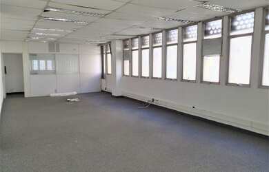 Imagem: O depósito possui 4 Vagas na garagem, 300m² de Área e está