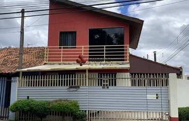Imagem: A casa possui 3 Dormitórios, 1 Banheiro, 3 Vagas na garagem
