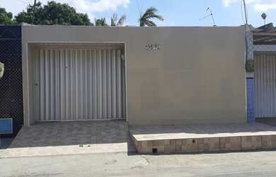 Imagem: A casa possui 3 Dormitórios, 1 Banheiro, 2 Vagas na garagem