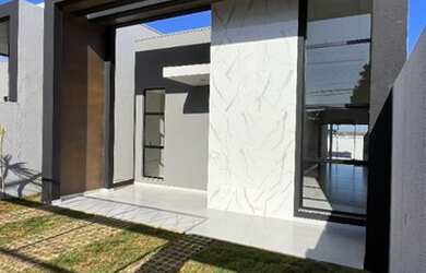 Imagem: A casa possui 3 Dormitórios, 2 Banheiros, 2 Vagas na garagem