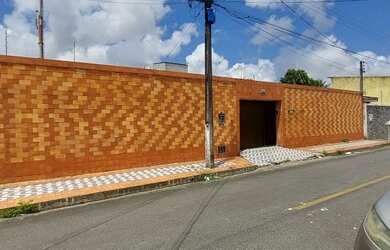 Imagem: A casa possui 5 Dormitórios, 4 Banheiros, 5 Vagas na garagem