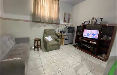 Imagem: A casa e possui 2 Dormitórios, Suítes, 1 Banheiro, 1 Vaga