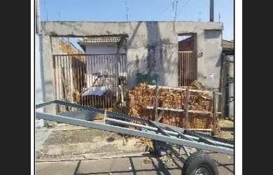 Imagem: A casa possui 2 Dormitórios, 1 Banheiro, 1 Vaga na garagem