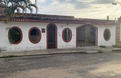 Imagem: A casa possui 3 Dormitórios, 2 Banheiros, 1 Vaga na garagem