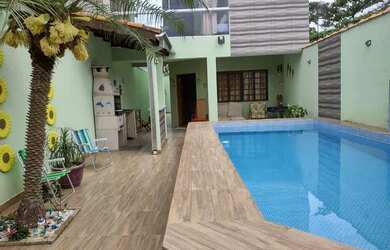 Imagem: A casa possui 3 Dormitórios e 2 Vagas na garagem e está localizado