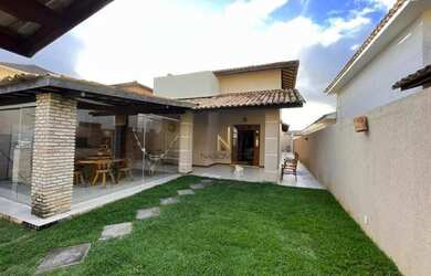 Imagem: A casa possui 4 Dormitórios, 3 Banheiros, 2 Vagas na garagem