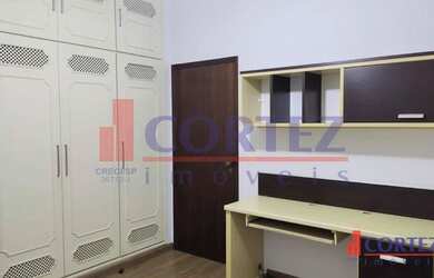 Imagem: A casa possui 3 Dormitórios, 3 Banheiros, 4 Vagas na garagem