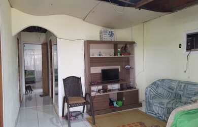 Imagem: A casa possui 3 Dormitórios, 1 Banheiro, 3 Vagas na garagem