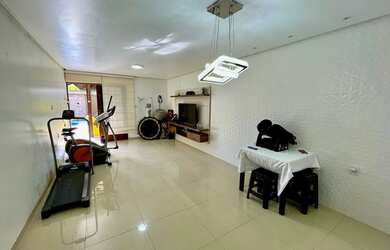 Imagem: A casa possui 2 Dormitórios, 2 Banheiros, 2 Vagas na garagem