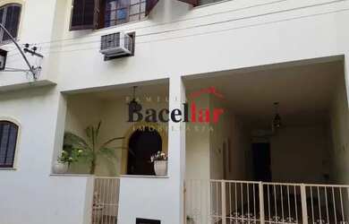 Imagem: A casa possui 4 Dormitórios, 5 Banheiros, 2 Vagas na garagem