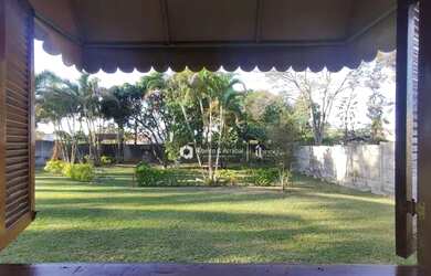 Imagem: A casa possui 3 Dormitórios, 4 Banheiros, 5 Vagas na garagem