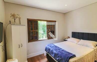 Imagem: A casa possui 5 Dormitórios, 5 Banheiros, 2 Vagas na garagem