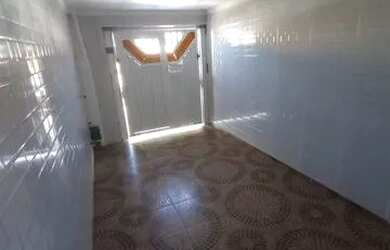 Imagem: A casa possui 2 Dormitórios, 2 Banheiros, 2 Vagas na garagem