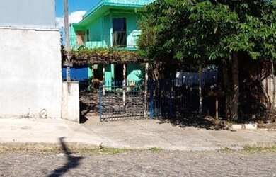 Imagem: A casa possui 3 Dormitórios, 2 Banheiros, 1 Vaga na garagem