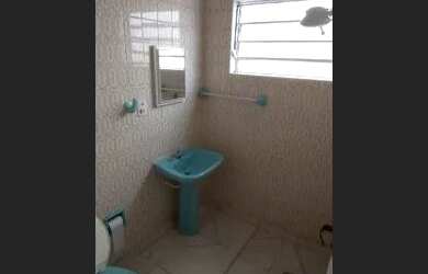 Imagem: A casa possui 2 Dormitórios, 2 Banheiros, 4 Vagas na garagem