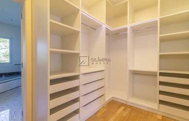 Imagem: A casa possui 4 Dormitórios, 5 Banheiros, 5 Vagas na garagem